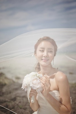 포토 JPG 주간 라이프스타일 응시 여자 신부 부케 웨딩드레스 결혼 모션 한국 면사포 한명 들기 사람 앉기 동양인 손짓 상반신 성인 해변 야외 앞모습 30대 제주도 한국인 돌_바위 바위 우아함 순수 상쾌 특별함 웨딩라이프 여자만 여자한명만 성인여자만 성인한명만 성인여자한명만 장년만 장년여자만 장년여자한명만 성인만 국내포토 자연요소 1 시선 드레스 감정 아시아 바다 뷰포인트 꽃다발 컨셉 인종 이벤트 생활 장년 결혼소품 파일형식