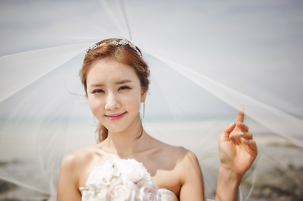 포토 JPG 주간 라이프스타일 여자 신부 부케 웨딩드레스 결혼 모션 한국 면사포 한명 미소 들기 사람 앉기 동양인 손짓 상반신 성인 해변 야외 앞모습 30대 제주도 한국인 돌_바위 바위 우아함 순수 상쾌 특별함 웨딩라이프 여자만 여자한명만 성인여자만 성인한명만 성인여자한명만 장년만 장년여자만 장년여자한명만 성인만 국내포토 자연요소 1 드레스 감정 아시아 바다 뷰포인트 꽃다발 컨셉 표정 인종 이벤트 생활 장년 결혼소품 파일형식