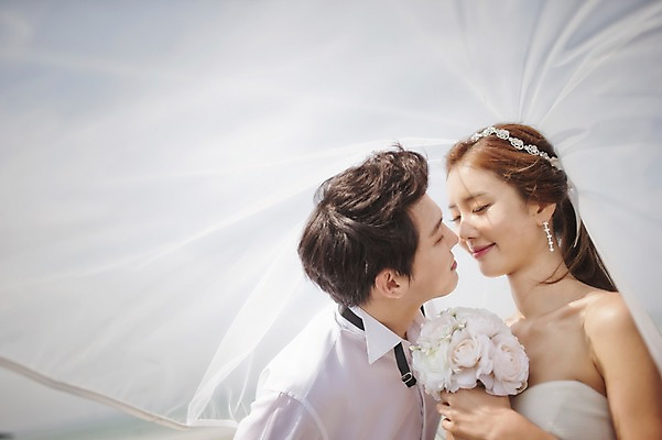 포토 JPG 주간 라이프스타일 여자 남자 행복 신부 바다 부케 웨딩드레스 신랑 결혼 모션 키스 한국 함께함 면사포 사랑 들기 사람 앉기 동양인 정장 턱시도 상반신 성인 해변 야외 두명 앞모습 30대 제주도 눈감음 한국인 돌_바위 바위 웨딩라이프 장년만 성인만 국내포토 자연요소 드레스 옷 감정 아시아 뷰포인트 꽃다발 컨셉 인종 이벤트 생활 장년 애정표현 결혼소품 파일형식