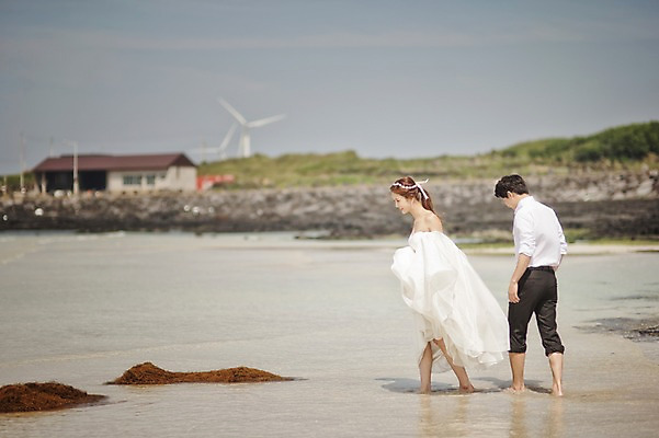 포토 JPG 주간 전신 라이프스타일 여자 남자 행복 신부 바다 웨딩드레스 신랑 결혼 신혼부부 모션 한국 함께함 사랑 사람 동양인 정장 턱시도 성인 해변 야외 두명 30대 제주도 걷기 한국인 웨딩라이프 장년만 성인만 국내포토 자연요소 부부 드레스 옷 감정 아시아 컨셉 인종 이벤트 생활 장년 신혼 파일형식