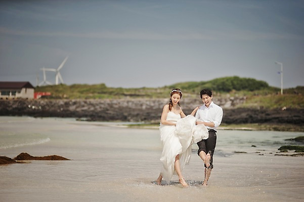 포토 JPG 주간 전신 라이프스타일 여자 남자 행복 신부 바다 웨딩드레스 신랑 결혼 장난 신혼부부 모션 물장구 한국 함께함 사랑 사람 동양인 정장 턱시도 성인 해변 야외 두명 앞모습 30대 제주도 걷기 한국인 웨딩라이프 장년만 성인만 국내포토 자연요소 부부 드레스 옷 감정 아시아 뷰포인트 컨셉 물놀이 인종 이벤트 생활 장년 신혼 파일형식