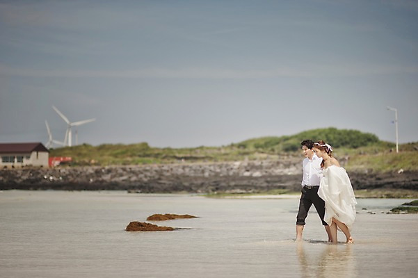 포토 JPG 주간 전신 라이프스타일 여자 남자 행복 신부 바다 웨딩드레스 신랑 결혼 신혼부부 모션 한국 함께함 사랑 사람 동양인 정장 턱시도 성인 해변 야외 두명 옆모습 30대 제주도 걷기 한국인 웨딩라이프 장년만 성인만 국내포토 자연요소 부부 드레스 옷 감정 아시아 뷰포인트 컨셉 인종 이벤트 생활 장년 신혼 파일형식