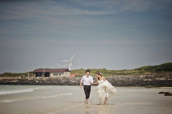 포토 JPG 주간 전신 라이프스타일 여자 남자 행복 신부 바다 웨딩드레스 신랑 결혼 장난 신혼부부 모션 물장구 한국 함께함 사랑 사람 동양인 정장 턱시도 성인 해변 야외 두명 앞모습 30대 제주도 걷기 한국인 웨딩라이프 장년만 성인만 국내포토 자연요소 부부 드레스 옷 감정 아시아 뷰포인트 컨셉 물놀이 인종 이벤트 생활 장년 신혼 파일형식
