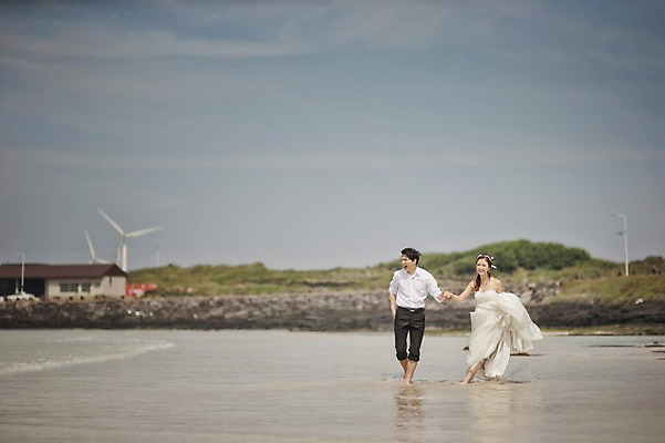 포토 JPG 주간 전신 라이프스타일 여자 남자 행복 신부 바다 웨딩드레스 신랑 결혼 장난 신혼부부 모션 한국 함께함 사랑 사람 동양인 정장 턱시도 성인 해변 야외 두명 앞모습 30대 제주도 걷기 손잡기 한국인 웨딩라이프 장년만 성인만 국내포토 자연요소 부부 드레스 옷 감정 아시아 뷰포인트 컨셉 인종 이벤트 생활 장년 신혼 파일형식
