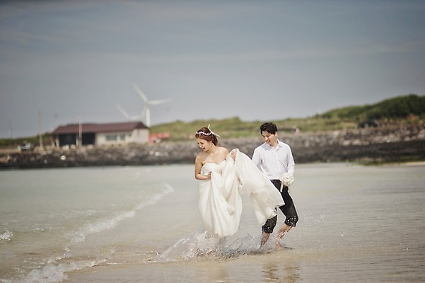 포토 JPG 주간 전신 라이프스타일 여자 남자 행복 신부 바다 웨딩드레스 신랑 결혼 장난 신혼부부 모션 물장구 한국 함께함 사랑 사람 동양인 정장 턱시도 성인 해변 야외 두명 앞모습 30대 제주도 걷기 한국인 웨딩라이프 장년만 성인만 국내포토 자연요소 부부 드레스 옷 감정 아시아 뷰포인트 컨셉 물놀이 인종 이벤트 생활 장년 신혼 파일형식