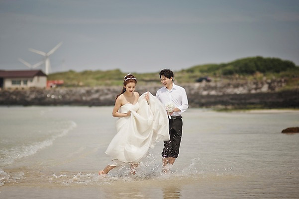 포토 JPG 주간 전신 라이프스타일 여자 남자 행복 신부 바다 웨딩드레스 신랑 결혼 장난 신혼부부 모션 한국 함께함 사랑 미소 사람 동양인 정장 턱시도 성인 해변 야외 두명 앞모습 30대 제주도 걷기 손잡기 한국인 웨딩라이프 장년만 성인만 국내포토 자연요소 부부 드레스 옷 감정 아시아 뷰포인트 컨셉 표정 인종 이벤트 생활 장년 신혼 파일형식