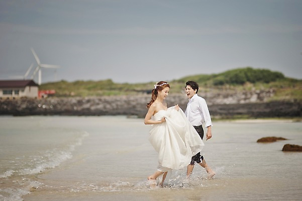 포토 JPG 주간 전신 라이프스타일 여자 남자 행복 신부 바다 웨딩드레스 신랑 결혼 장난 신혼부부 모션 물장구 한국 함께함 사랑 미소 사람 동양인 정장 턱시도 성인 해변 야외 두명 옆모습 30대 제주도 걷기 한국인 웨딩라이프 장년만 성인만 국내포토 자연요소 부부 드레스 옷 감정 아시아 뷰포인트 컨셉 물놀이 표정 인종 이벤트 생활 장년 신혼 파일형식