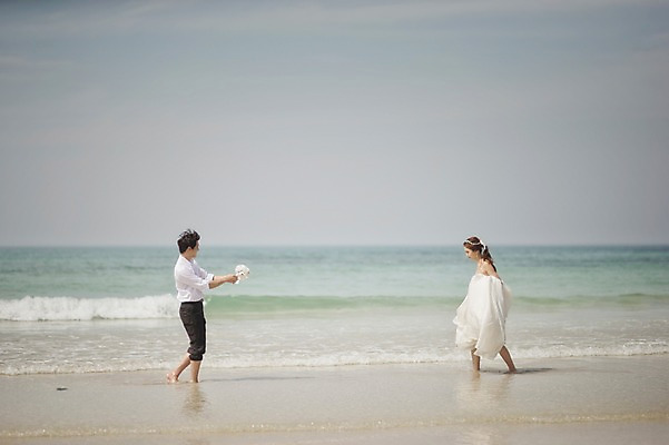 포토 JPG 주간 전신 라이프스타일 여자 남자 행복 신부 바다 부케 웨딩드레스 신랑 결혼 신혼부부 모션 한국 함께함 사랑 들기 사람 동양인 정장 턱시도 성인 해변 야외 두명 옆모습 30대 제주도 걷기 한국인 웨딩라이프 장년만 성인만 국내포토 자연요소 부부 드레스 옷 감정 아시아 뷰포인트 꽃다발 컨셉 인종 이벤트 생활 장년 신혼 파일형식