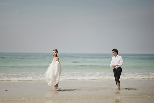 포토 JPG 주간 전신 라이프스타일 여자 남자 행복 신부 바다 웨딩드레스 신랑 결혼 신혼부부 모션 한국 함께함 사랑 사람 동양인 정장 턱시도 성인 해변 야외 두명 옆모습 30대 제주도 걷기 한국인 웨딩라이프 장년만 성인만 국내포토 자연요소 부부 드레스 옷 감정 아시아 뷰포인트 컨셉 인종 이벤트 생활 장년 신혼 파일형식