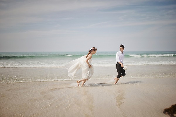 포토 JPG 주간 전신 라이프스타일 여자 남자 행복 신부 바다 웨딩드레스 신랑 결혼 장난 신혼부부 모션 한국 함께함 사랑 사람 동양인 정장 턱시도 성인 해변 야외 두명 옆모습 30대 제주도 걷기 한국인 웨딩라이프 장년만 성인만 국내포토 자연요소 부부 드레스 옷 감정 아시아 뷰포인트 컨셉 인종 이벤트 생활 장년 신혼 파일형식