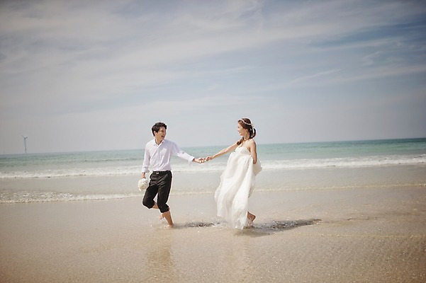 포토 JPG 주간 전신 라이프스타일 여자 남자 행복 신부 바다 웨딩드레스 신랑 결혼 신혼부부 모션 한국 함께함 사랑 사람 동양인 정장 턱시도 성인 해변 야외 두명 앞모습 옆모습 30대 제주도 걷기 손잡기 한국인 웨딩라이프 장년만 성인만 국내포토 자연요소 부부 드레스 옷 감정 아시아 뷰포인트 컨셉 인종 이벤트 생활 장년 신혼 파일형식