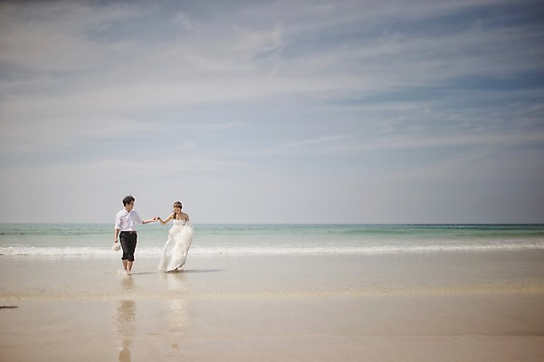 포토 JPG 주간 전신 라이프스타일 여자 남자 행복 신부 바다 부케 웨딩드레스 신랑 결혼 신혼부부 모션 한국 함께함 사랑 들기 사람 동양인 정장 턱시도 성인 해변 야외 두명 앞모습 30대 제주도 걷기 손잡기 한국인 웨딩라이프 장년만 성인만 국내포토 자연요소 부부 드레스 옷 감정 아시아 뷰포인트 꽃다발 컨셉 인종 이벤트 생활 장년 신혼 파일형식