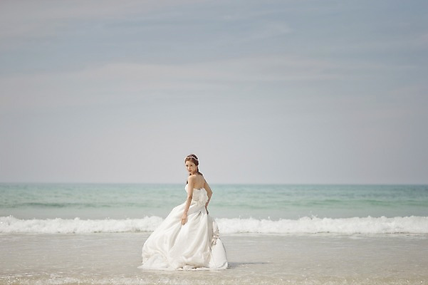 포토 JPG 주간 전신 라이프스타일 여자 신부 바다 웨딩드레스 결혼 모션 한국 한명 서기 사람 동양인 성인 해변 야외 뒷모습 30대 제주도 한국인 뒤돌아보기 우아함 순수 상쾌 특별함 웨딩라이프 여자만 여자한명만 성인여자만 성인한명만 성인여자한명만 장년만 장년여자만 장년여자한명만 성인만 국내포토 자연요소 1 드레스 감정 아시아 뷰포인트 컨셉 인종 이벤트 생활 장년 파일형식