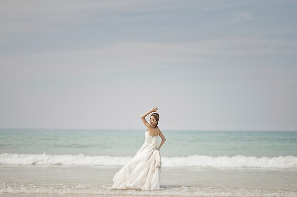 포토 JPG 주간 전신 라이프스타일 여자 신부 바다 웨딩드레스 결혼 모션 한국 한명 서기 사람 동양인 손짓 성인 해변 야외 뒷모습 30대 제주도 손들기 한국인 뒤돌아보기 우아함 순수 상쾌 특별함 웨딩라이프 여자만 여자한명만 성인여자만 성인한명만 성인여자한명만 장년만 장년여자만 장년여자한명만 성인만 국내포토 자연요소 1 드레스 감정 아시아 뷰포인트 컨셉 인종 이벤트 생활 장년 파일형식