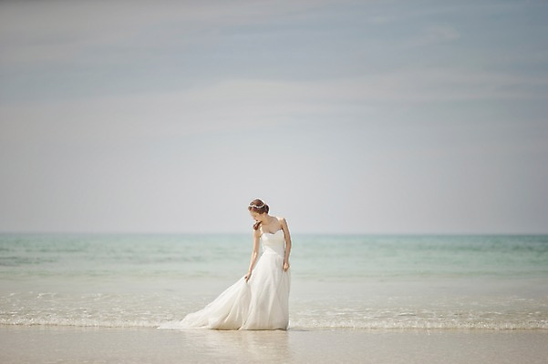 포토 JPG 주간 전신 라이프스타일 응시 여자 신부 바다 웨딩드레스 결혼 모션 한국 한명 서기 사람 동양인 성인 해변 야외 앞모습 30대 제주도 한국인 우아함 순수 상쾌 특별함 웨딩라이프 여자만 여자한명만 성인여자만 성인한명만 성인여자한명만 장년만 장년여자만 장년여자한명만 성인만 국내포토 자연요소 1 시선 드레스 감정 아시아 뷰포인트 컨셉 인종 이벤트 생활 장년 파일형식