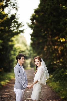 포토 JPG 주간 나무 식물 라이프스타일 드레스 원피스 여자 남자 행복 신부 신랑 결혼 신혼부부 모션 자연 한국 함께함 사랑 서기 미소 사람 동양인 정장 상반신 성인 야외 두명 옆모습 30대 제주도 손잡기 한국인 숲 웨딩라이프 장년만 성인만 국내포토 자연요소 부부 옷 감정 아시아 뷰포인트 컨셉 표정 인종 이벤트 생활 장년 생태계 신혼 파일형식