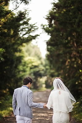 포토 JPG 주간 나무 식물 라이프스타일 드레스 원피스 여자 남자 행복 신부 신랑 결혼 신혼부부 모션 자연 한국 함께함 사랑 사람 정장 성인 야외 두명 뒷모습 30대 제주도 걷기 손잡기 숲 웨딩라이프 장년만 성인만 국내포토 자연요소 부부 옷 감정 아시아 뷰포인트 컨셉 이벤트 생활 장년 생태계 신혼 파일형식