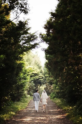 포토 JPG 주간 전신 나무 식물 라이프스타일 드레스 원피스 여자 남자 행복 신부 신랑 결혼 신혼부부 모션 자연 한국 함께함 사랑 사람 정장 성인 야외 두명 뒷모습 30대 제주도 걷기 숲 웨딩라이프 장년만 성인만 국내포토 자연요소 부부 옷 감정 아시아 뷰포인트 컨셉 이벤트 생활 장년 생태계 신혼 파일형식