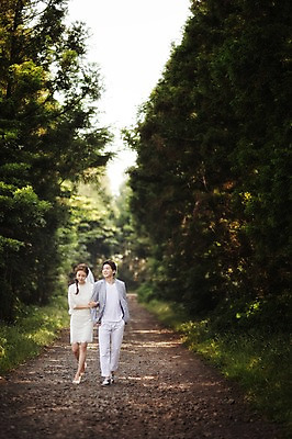 포토 JPG 주간 전신 나무 식물 라이프스타일 드레스 원피스 여자 남자 행복 신부 신랑 결혼 신혼부부 모션 자연 한국 함께함 사랑 미소 사람 동양인 정장 성인 야외 두명 앞모습 30대 제주도 걷기 팔짱 한국인 숲 웨딩라이프 장년만 성인만 국내포토 자연요소 부부 옷 감정 아시아 뷰포인트 컨셉 표정 인종 이벤트 생활 장년 생태계 신혼 파일형식