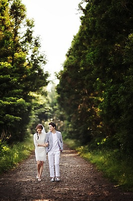 포토 JPG 주간 전신 나무 식물 라이프스타일 드레스 원피스 여자 남자 행복 신부 신랑 결혼 신혼부부 모션 자연 한국 함께함 사랑 사람 동양인 정장 성인 야외 두명 앞모습 30대 제주도 걷기 팔짱 한국인 숲 웨딩라이프 장년만 성인만 국내포토 자연요소 부부 옷 감정 아시아 뷰포인트 컨셉 인종 이벤트 생활 장년 생태계 신혼 파일형식