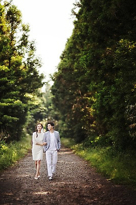 포토 JPG 주간 전신 나무 식물 라이프스타일 드레스 원피스 여자 남자 행복 신부 신랑 결혼 신혼부부 모션 자연 한국 함께함 사랑 미소 사람 동양인 정장 성인 야외 두명 앞모습 30대 제주도 걷기 팔짱 한국인 숲 웨딩라이프 장년만 성인만 국내포토 자연요소 부부 옷 감정 아시아 뷰포인트 컨셉 표정 인종 이벤트 생활 장년 생태계 신혼 파일형식