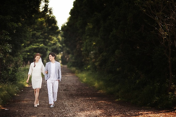 포토 JPG 주간 전신 나무 식물 라이프스타일 드레스 원피스 여자 남자 행복 신부 신랑 결혼 신혼부부 모션 자연 한국 함께함 사랑 미소 사람 동양인 정장 성인 야외 두명 앞모습 30대 제주도 걷기 팔짱 한국인 숲 웨딩라이프 장년만 성인만 국내포토 자연요소 부부 옷 감정 아시아 뷰포인트 컨셉 표정 인종 이벤트 생활 장년 생태계 신혼 파일형식