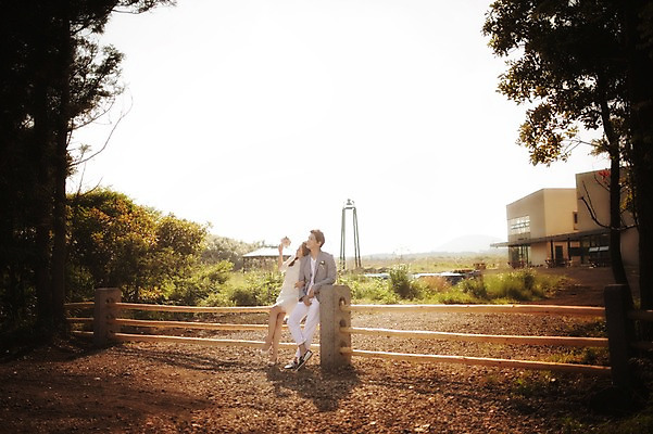 포토 JPG 주간 전신 나무 식물 라이프스타일 응시 드레스 원피스 여자 남자 행복 신부 신랑 결혼 신혼부부 모션 휴식 한국 함께함 사랑 사람 앉기 동양인 정장 성인 야외 두명 앞모습 30대 울타리 제주도 기댐 한국인 웨딩라이프 장년만 성인만 국내포토 자연요소 부부 시선 옷 감정 아시아 뷰포인트 컨셉 인종 이벤트 생활 장년 담장 신혼 파일형식
