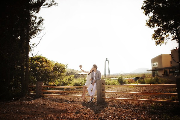 포토 JPG 주간 전신 나무 식물 라이프스타일 드레스 원피스 여자 남자 행복 신부 부케 신랑 결혼 신혼부부 모션 휴식 한국 함께함 사랑 들기 사람 앉기 동양인 정장 손짓 성인 야외 두명 앞모습 30대 울타리 제주도 기댐 한국인 웨딩라이프 장년만 성인만 국내포토 자연요소 부부 옷 감정 아시아 뷰포인트 꽃다발 컨셉 인종 이벤트 생활 장년 담장 신혼 파일형식