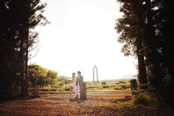 포토 JPG 주간 전신 나무 식물 라이프스타일 드레스 원피스 여자 남자 행복 신부 신랑 결혼 신혼부부 모션 휴식 한국 함께함 사랑 사람 앉기 동양인 정장 성인 야외 두명 앞모습 30대 울타리 제주도 기댐 한국인 웨딩라이프 장년만 성인만 국내포토 자연요소 부부 옷 감정 아시아 뷰포인트 컨셉 인종 이벤트 생활 장년 담장 신혼 파일형식