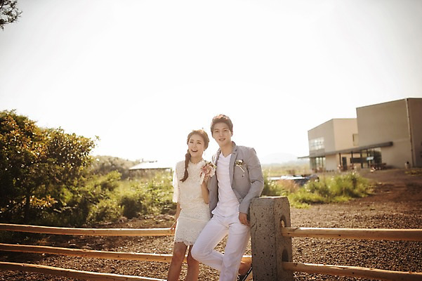 포토 JPG 주간 라이프스타일 드레스 원피스 여자 남자 행복 신부 부케 신랑 결혼 신혼부부 모션 휴식 한국 함께함 사랑 미소 들기 사람 앉기 동양인 정장 상반신 성인 야외 두명 앞모습 30대 울타리 제주도 기댐 한국인 웨딩라이프 장년만 성인만 국내포토 자연요소 부부 옷 감정 아시아 뷰포인트 꽃다발 컨셉 표정 인종 이벤트 생활 장년 담장 신혼 파일형식