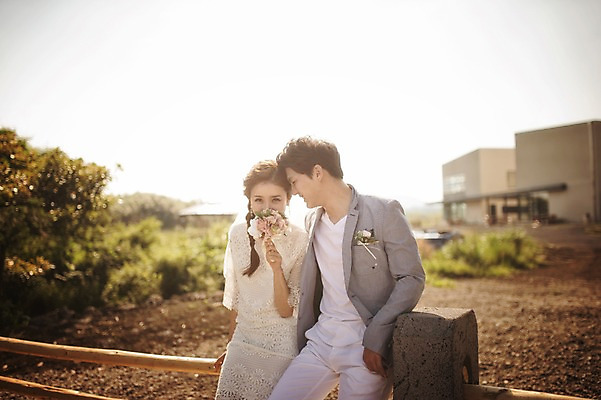 포토 JPG 주간 라이프스타일 드레스 원피스 여자 남자 행복 신부 부케 신랑 결혼 신혼부부 모션 휴식 한국 함께함 사랑 미소 들기 사람 앉기 동양인 정장 상반신 성인 야외 두명 앞모습 30대 울타리 제주도 기댐 한국인 웨딩라이프 장년만 성인만 국내포토 자연요소 부부 옷 감정 아시아 뷰포인트 꽃다발 컨셉 표정 인종 이벤트 생활 장년 담장 신혼 파일형식