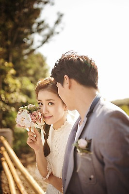 포토 JPG 주간 라이프스타일 드레스 원피스 여자 남자 행복 신부 부케 신랑 결혼 신혼부부 모션 휴식 한국 함께함 사랑 미소 들기 사람 앉기 동양인 정장 상반신 성인 야외 두명 옆모습 30대 울타리 제주도 기댐 한국인 웨딩라이프 장년만 성인만 국내포토 자연요소 부부 옷 감정 아시아 뷰포인트 꽃다발 컨셉 표정 인종 이벤트 생활 장년 담장 신혼 파일형식