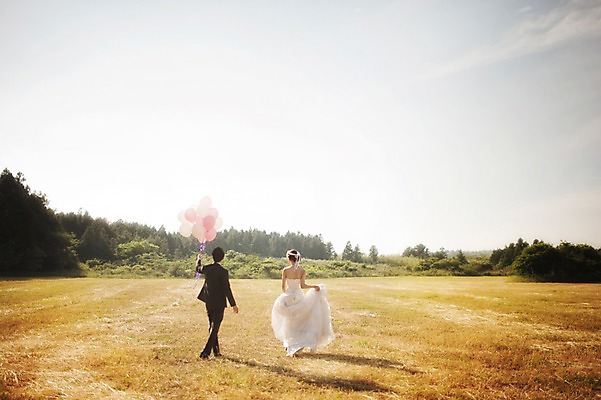 포토 JPG 주간 나무 식물 라이프스타일 여자 남자 행복 신부 웨딩드레스 신랑 결혼 신혼부부 모션 자연 하늘 한국 함께함 사랑 들기 사람 정장 턱시도 잔디 성인 야외 두명 뒷모습 30대 제주도 걷기 풍선 웨딩라이프 장년만 성인만 국내포토 자연요소 부부 드레스 옷 감정 아시아 뷰포인트 컨셉 이벤트 생활 장년 생태계 신혼 파일형식