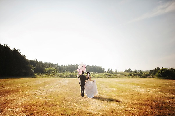 포토 JPG 주간 전신 나무 식물 라이프스타일 여자 남자 행복 신부 웨딩드레스 신랑 결혼 신혼부부 모션 자연 하늘 한국 함께함 사랑 서기 들기 사람 정장 턱시도 손짓 잔디 성인 야외 두명 뒷모습 30대 제주도 풍선 웨딩라이프 장년만 성인만 국내포토 자연요소 부부 드레스 옷 감정 아시아 뷰포인트 컨셉 이벤트 생활 장년 생태계 신혼 파일형식