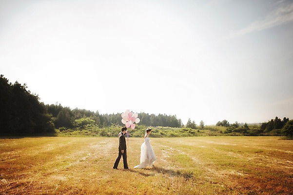 포토 JPG 주간 전신 나무 식물 라이프스타일 여자 남자 행복 신부 웨딩드레스 신랑 결혼 신혼부부 모션 자연 하늘 한국 함께함 사랑 들기 사람 동양인 정장 턱시도 잔디 성인 야외 두명 옆모습 30대 제주도 걷기 한국인 풍선 웨딩라이프 장년만 성인만 국내포토 자연요소 부부 드레스 옷 감정 아시아 뷰포인트 컨셉 인종 이벤트 생활 장년 생태계 신혼 파일형식