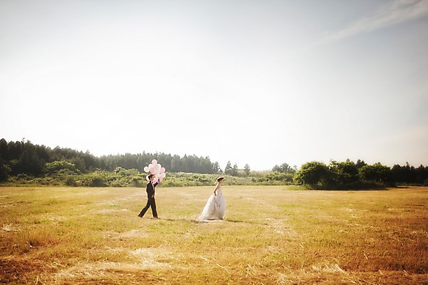 포토 JPG 주간 전신 나무 식물 라이프스타일 여자 남자 행복 신부 웨딩드레스 신랑 결혼 신혼부부 모션 자연 한국 함께함 사랑 들기 사람 동양인 정장 턱시도 잔디 성인 야외 두명 옆모습 30대 제주도 걷기 한국인 풍선 웨딩라이프 장년만 성인만 국내포토 자연요소 부부 드레스 옷 감정 아시아 뷰포인트 컨셉 인종 이벤트 생활 장년 생태계 신혼 파일형식