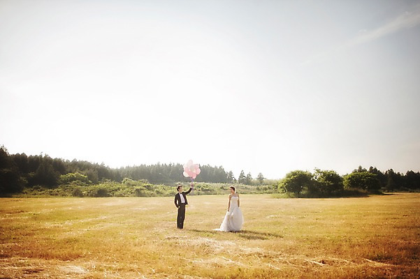 포토 JPG 주간 전신 나무 식물 라이프스타일 여자 남자 행복 신부 웨딩드레스 신랑 결혼 신혼부부 모션 자연 한국 함께함 사랑 서기 들기 사람 동양인 정장 턱시도 잔디 성인 야외 두명 앞모습 30대 제주도 한국인 풍선 웨딩라이프 장년만 성인만 국내포토 자연요소 부부 드레스 옷 감정 아시아 뷰포인트 컨셉 인종 이벤트 생활 장년 생태계 신혼 파일형식