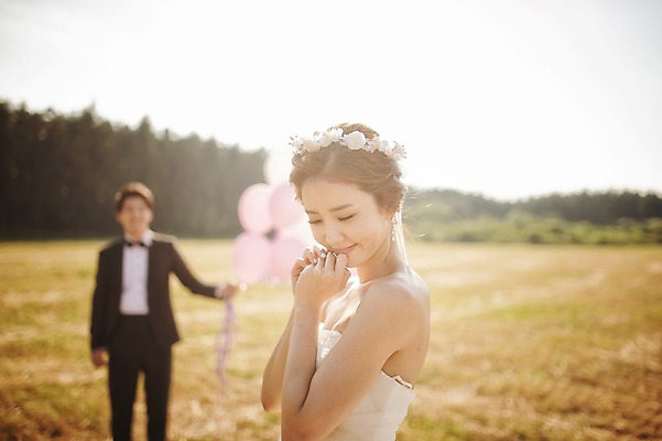 포토 JPG 주간 나무 식물 라이프스타일 여자 남자 행복 신부 웨딩드레스 신랑 결혼 신혼부부 모션 자연 한국 함께함 사랑 서기 미소 들기 사람 동양인 정장 턱시도 손짓 잔디 상반신 성인 야외 두명 앞모습 옆모습 30대 제주도 한국인 풍선 웨딩라이프 장년만 성인만 국내포토 자연요소 부부 드레스 옷 감정 아시아 뷰포인트 컨셉 표정 인종 이벤트 생활 장년 생태계 신혼 파일형식