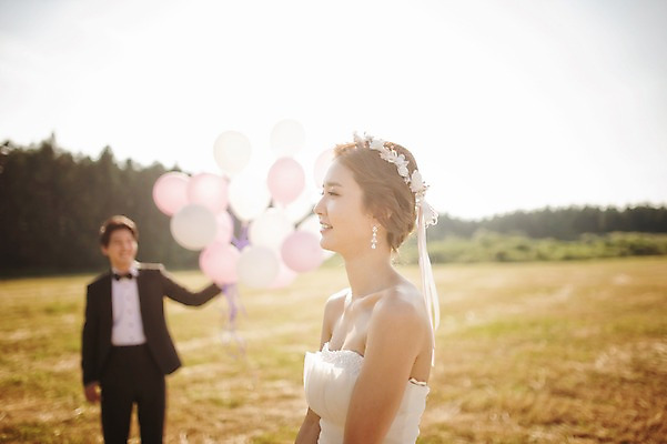 포토 JPG 주간 나무 식물 라이프스타일 응시 여자 남자 행복 신부 웨딩드레스 신랑 결혼 신혼부부 모션 자연 한국 함께함 사랑 서기 미소 들기 사람 동양인 정장 턱시도 잔디 상반신 성인 야외 두명 앞모습 옆모습 30대 햇빛 제주도 한국인 풍선 웨딩라이프 장년만 성인만 국내포토 자연요소 부부 시선 드레스 옷 감정 아시아 뷰포인트 컨셉 표정 인종 이벤트 생활 장년 태양 생태계 신혼 파일형식