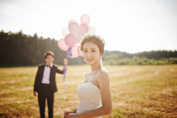 포토 JPG 주간 나무 식물 라이프스타일 응시 여자 남자 행복 신부 웨딩드레스 신랑 결혼 신혼부부 모션 자연 한국 함께함 사랑 서기 미소 들기 사람 동양인 정장 턱시도 잔디 상반신 성인 야외 두명 앞모습 옆모습 30대 햇빛 제주도 한국인 풍선 웨딩라이프 장년만 성인만 국내포토 자연요소 부부 시선 드레스 옷 감정 아시아 뷰포인트 컨셉 표정 인종 이벤트 생활 장년 태양 생태계 신혼 파일형식