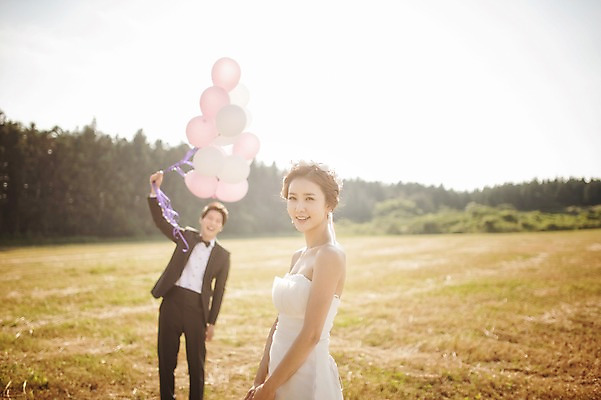 포토 JPG 주간 나무 식물 라이프스타일 여자 남자 행복 신부 웨딩드레스 신랑 결혼 신혼부부 모션 자연 한국 함께함 사랑 미소 들기 사람 동양인 정장 턱시도 잔디 상반신 성인 야외 두명 앞모습 옆모습 30대 햇빛 제주도 한국인 풍선 웨딩라이프 장년만 성인만 국내포토 자연요소 부부 드레스 옷 감정 아시아 뷰포인트 컨셉 표정 인종 이벤트 생활 장년 태양 생태계 신혼 파일형식