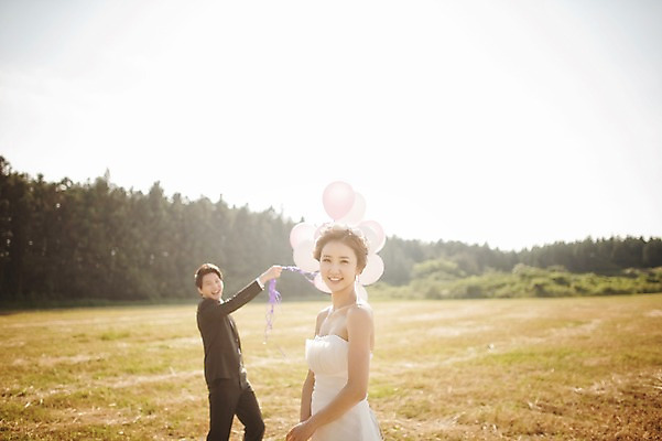 포토 JPG 주간 나무 식물 라이프스타일 여자 남자 행복 신부 웨딩드레스 신랑 결혼 신혼부부 모션 자연 한국 함께함 사랑 미소 들기 사람 동양인 정장 턱시도 잔디 상반신 성인 야외 두명 옆모습 30대 햇빛 제주도 한국인 풍선 웨딩라이프 장년만 성인만 국내포토 자연요소 부부 드레스 옷 감정 아시아 뷰포인트 컨셉 표정 인종 이벤트 생활 장년 태양 생태계 신혼 파일형식