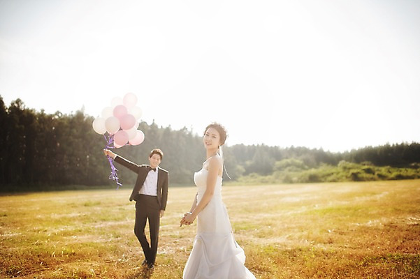 포토 JPG 주간 전신 나무 식물 라이프스타일 여자 남자 행복 신부 웨딩드레스 신랑 결혼 신혼부부 모션 자연 한국 함께함 사랑 서기 미소 들기 사람 동양인 정장 턱시도 잔디 상반신 성인 야외 두명 앞모습 옆모습 30대 햇빛 제주도 한국인 풍선 웨딩라이프 장년만 성인만 국내포토 자연요소 부부 드레스 옷 감정 아시아 뷰포인트 컨셉 표정 인종 이벤트 생활 장년 태양 생태계 신혼 파일형식