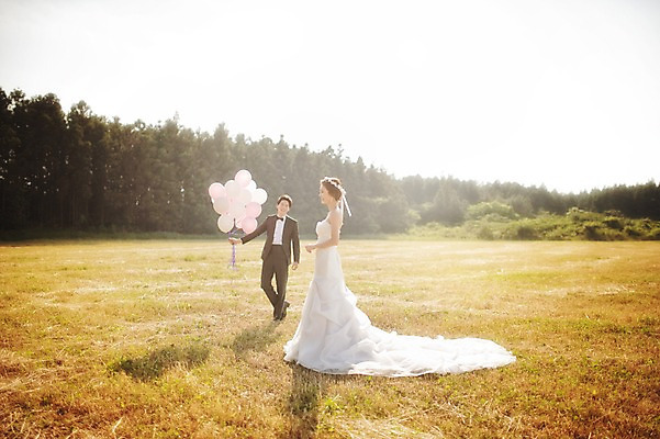 포토 JPG 주간 전신 나무 식물 라이프스타일 여자 남자 행복 신부 웨딩드레스 신랑 결혼 신혼부부 모션 자연 한국 함께함 사랑 들기 사람 동양인 정장 턱시도 잔디 성인 야외 두명 앞모습 옆모습 30대 햇빛 제주도 한국인 풍선 웨딩라이프 장년만 성인만 국내포토 자연요소 부부 드레스 옷 감정 아시아 뷰포인트 컨셉 인종 이벤트 생활 장년 태양 생태계 신혼 파일형식
