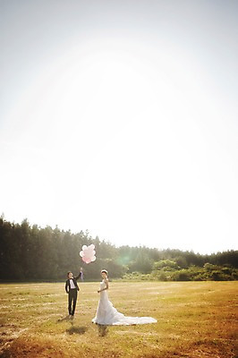 포토 JPG 주간 전신 나무 식물 라이프스타일 여자 남자 행복 신부 웨딩드레스 신랑 결혼 신혼부부 모션 자연 하늘 한국 함께함 사랑 서기 들기 사람 동양인 정장 턱시도 잔디 성인 야외 두명 앞모습 옆모습 30대 햇빛 제주도 한국인 풍선 웨딩라이프 장년만 성인만 국내포토 자연요소 부부 드레스 옷 감정 아시아 뷰포인트 컨셉 인종 이벤트 생활 장년 태양 생태계 신혼 파일형식