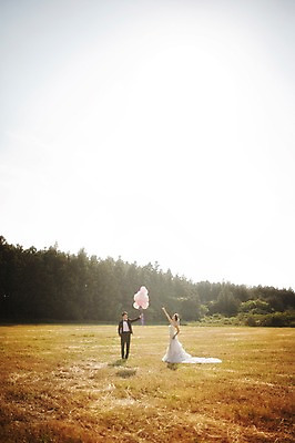 포토 JPG 주간 전신 나무 식물 라이프스타일 여자 남자 행복 신부 웨딩드레스 신랑 결혼 신혼부부 모션 자연 하늘 한국 함께함 사랑 서기 들기 사람 동양인 정장 턱시도 손짓 잔디 성인 야외 두명 앞모습 옆모습 30대 햇빛 제주도 한국인 가리킴 풍선 웨딩라이프 장년만 성인만 국내포토 자연요소 부부 드레스 옷 감정 아시아 뷰포인트 컨셉 인종 이벤트 생활 장년 태양 생태계 신혼 파일형식