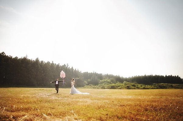 포토 JPG 주간 전신 나무 식물 라이프스타일 여자 남자 행복 신부 웨딩드레스 신랑 결혼 신혼부부 모션 자연 하늘 한국 함께함 사랑 서기 들기 사람 동양인 정장 턱시도 손짓 잔디 성인 야외 두명 앞모습 옆모습 30대 햇빛 제주도 한국인 풍선 웨딩라이프 장년만 성인만 국내포토 자연요소 부부 드레스 옷 감정 아시아 뷰포인트 컨셉 인종 이벤트 생활 장년 태양 생태계 신혼 파일형식