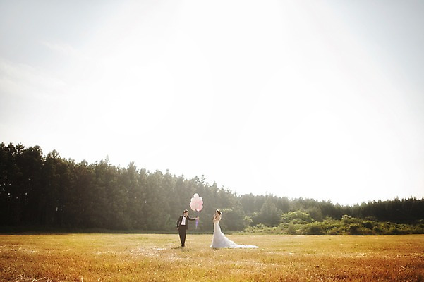 포토 JPG 주간 전신 나무 식물 라이프스타일 여자 남자 행복 신부 웨딩드레스 신랑 결혼 신혼부부 모션 자연 한국 함께함 사랑 서기 들기 사람 동양인 정장 턱시도 잔디 성인 야외 두명 앞모습 옆모습 30대 햇빛 제주도 한국인 풍선 웨딩라이프 장년만 성인만 국내포토 자연요소 부부 드레스 옷 감정 아시아 뷰포인트 컨셉 인종 이벤트 생활 장년 태양 생태계 신혼 파일형식