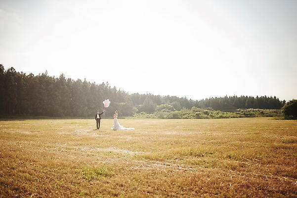 포토 JPG 주간 전신 나무 식물 라이프스타일 여자 남자 행복 신부 웨딩드레스 신랑 결혼 신혼부부 모션 자연 한국 함께함 사랑 서기 들기 사람 동양인 정장 턱시도 잔디 성인 야외 두명 앞모습 옆모습 30대 햇빛 제주도 한국인 풍선 웨딩라이프 장년만 성인만 국내포토 자연요소 부부 드레스 옷 감정 아시아 뷰포인트 컨셉 인종 이벤트 생활 장년 태양 생태계 신혼 파일형식