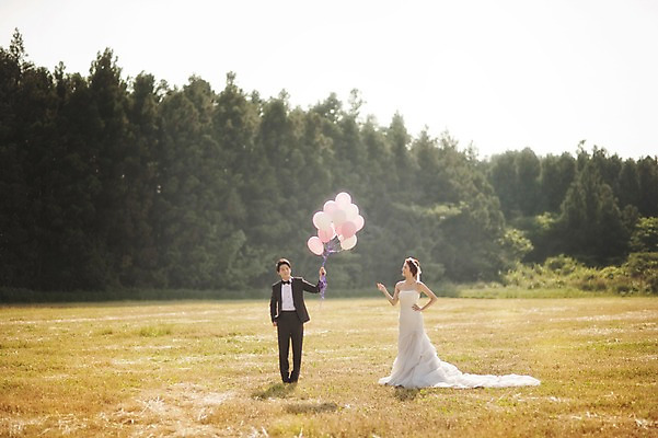 포토 JPG 주간 전신 나무 식물 라이프스타일 여자 남자 행복 신부 웨딩드레스 신랑 결혼 신혼부부 모션 자연 한국 함께함 사랑 서기 들기 사람 동양인 정장 턱시도 손짓 잔디 성인 야외 두명 앞모습 30대 햇빛 제주도 한국인 가리킴 풍선 웨딩라이프 장년만 성인만 국내포토 자연요소 부부 드레스 옷 감정 아시아 뷰포인트 컨셉 인종 이벤트 생활 장년 태양 생태계 신혼 파일형식